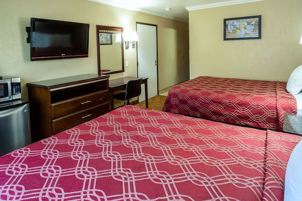Econo Lodge Inn & Suites Fallbrook Downtown 16/31