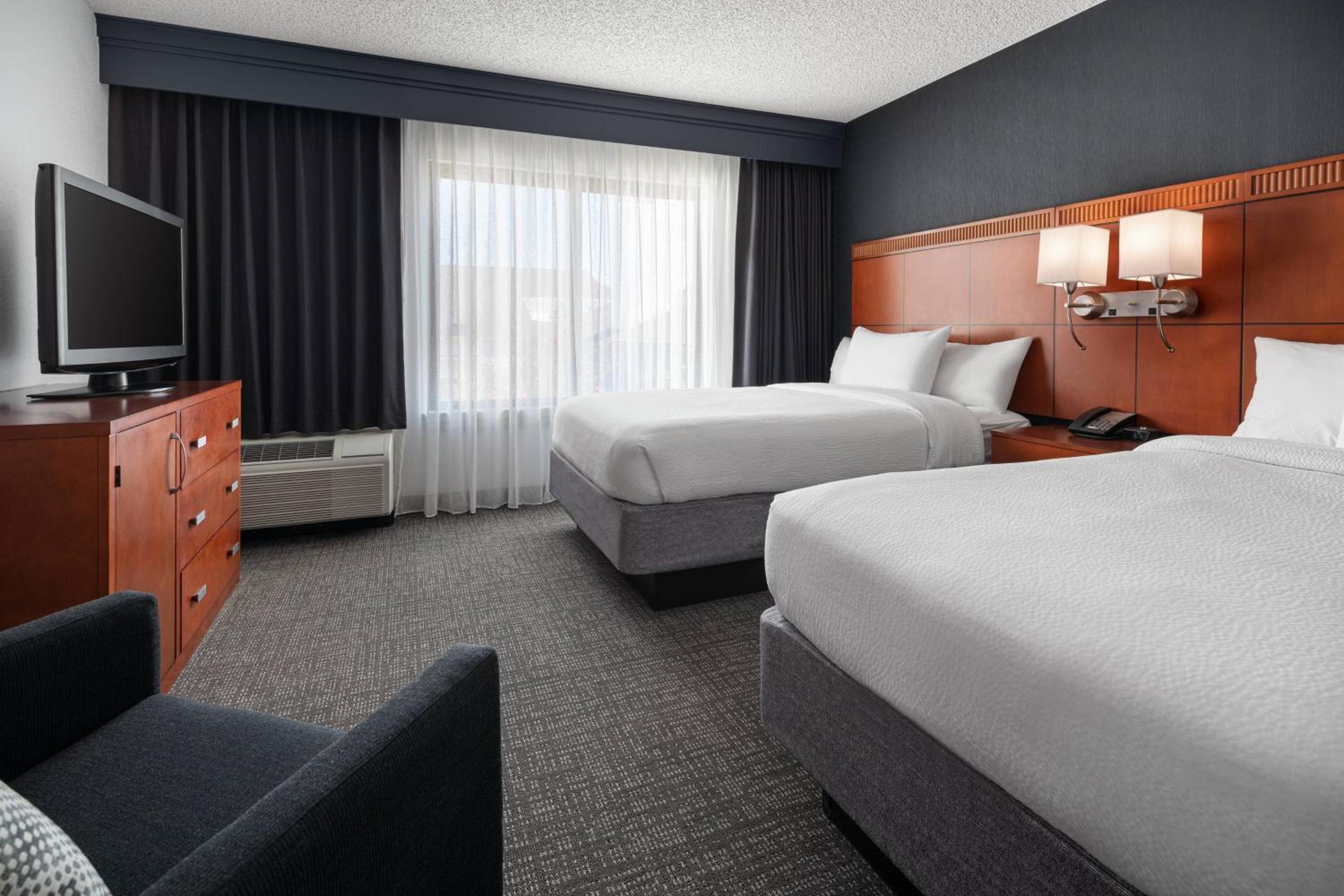 جناح بسريرين مزدوجين مع أريكة لذوي الإعاقة، Courtyard by Marriott Rancho Cordova Sacramento 2/4