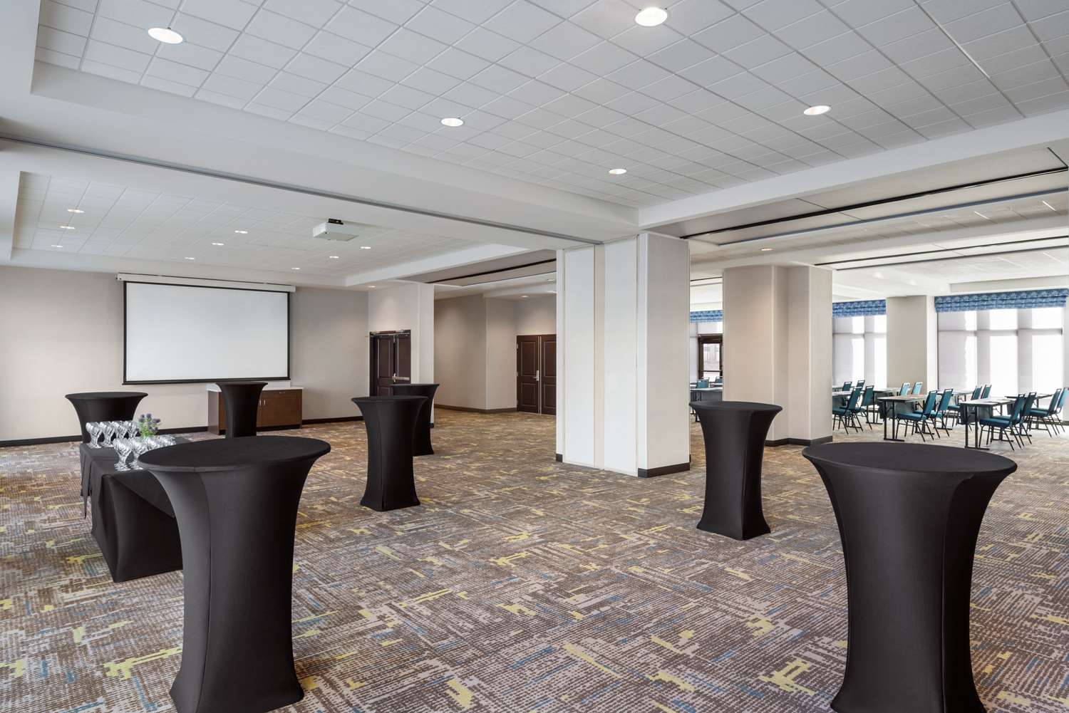 Hampton Inn & Suites by Hilton Kelowna Airport 16/21