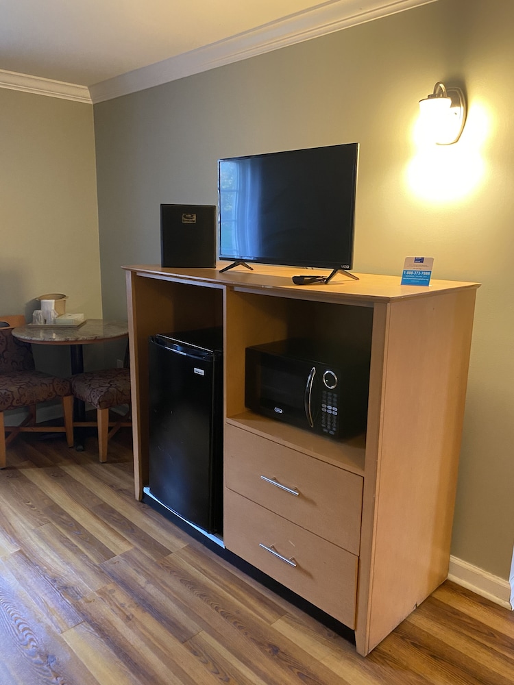 Econo Lodge At The Falls North 13/42
