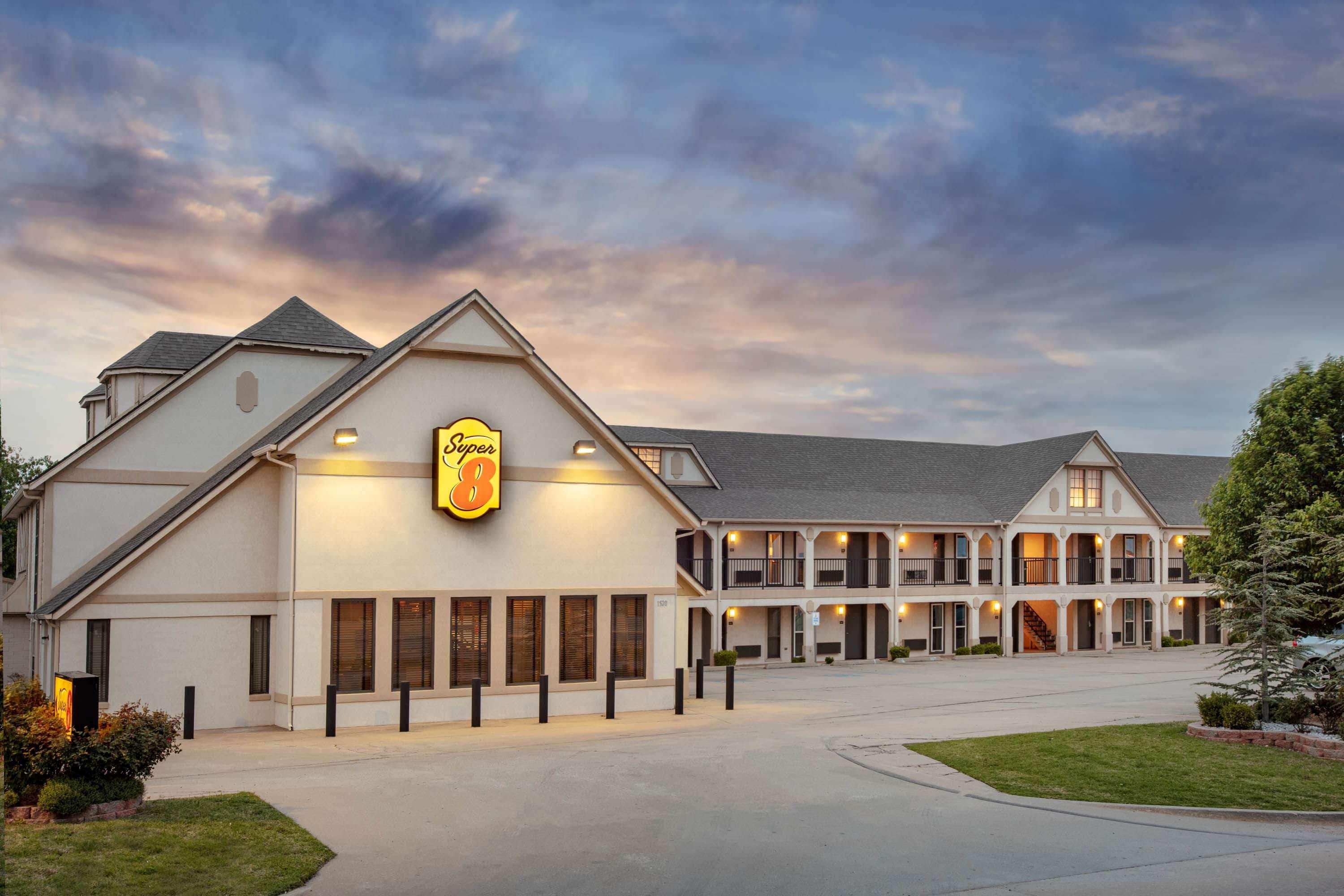 Super 8 By Wyndham City Of Moore 2/24