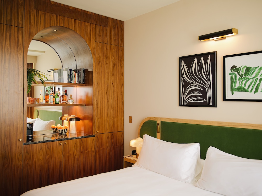 ROOM, KING BED