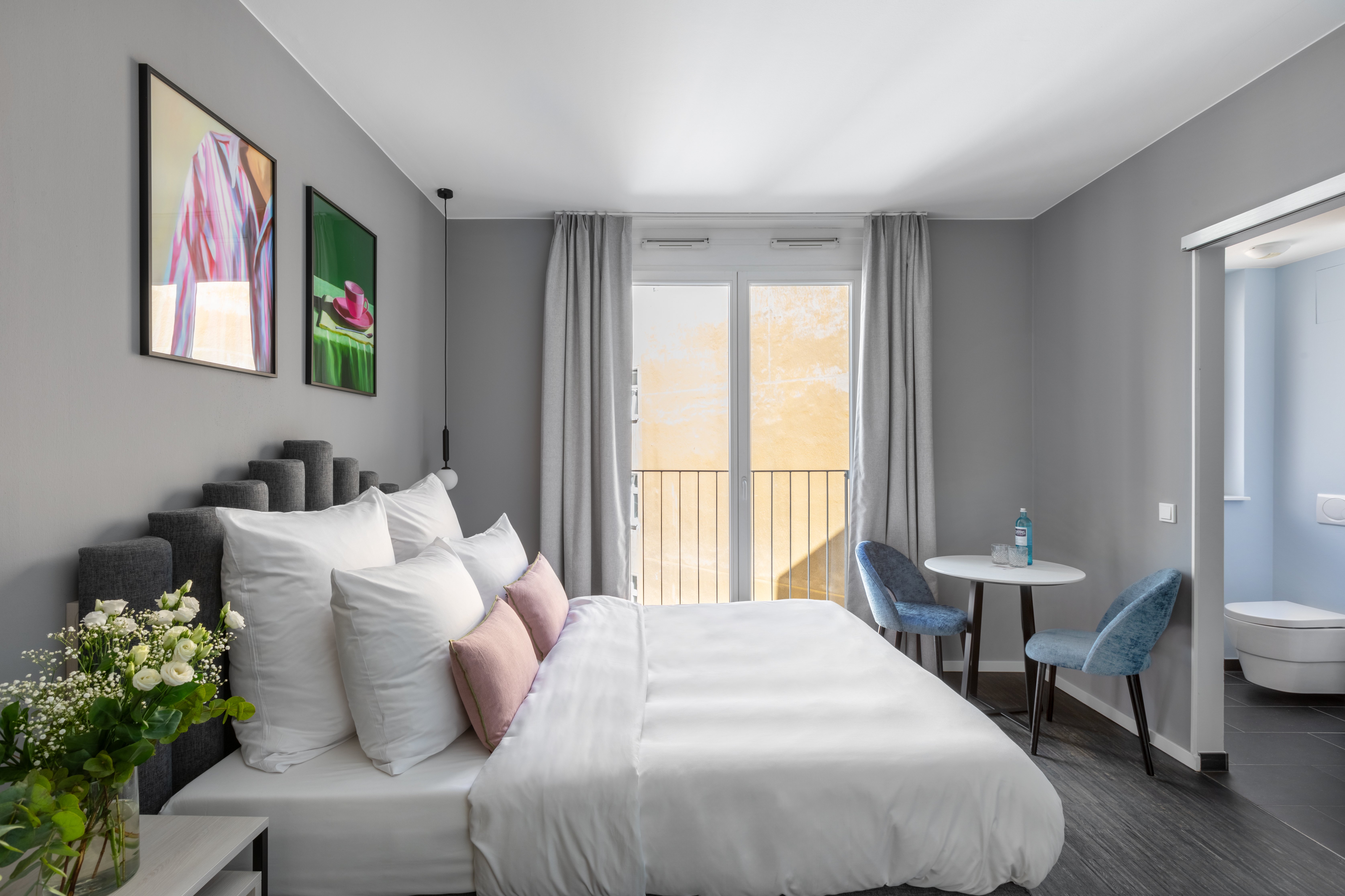 Medium, Studio, Kitchenette