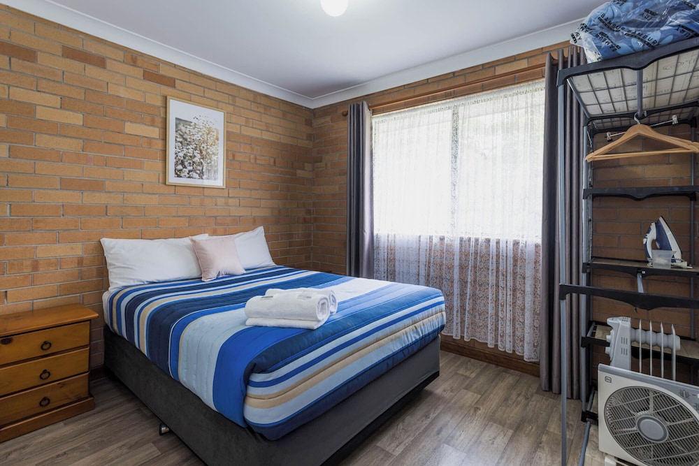 EMU BEACH CHALETS 10/35