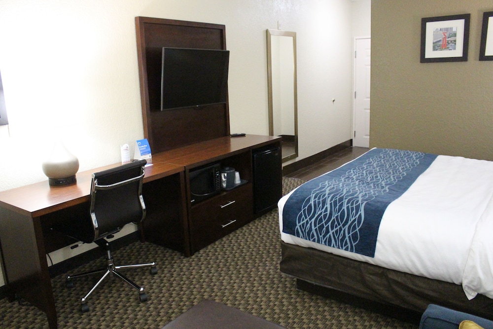 Comfort Inn & Suites Near Six Flags & Medical Center 20/36