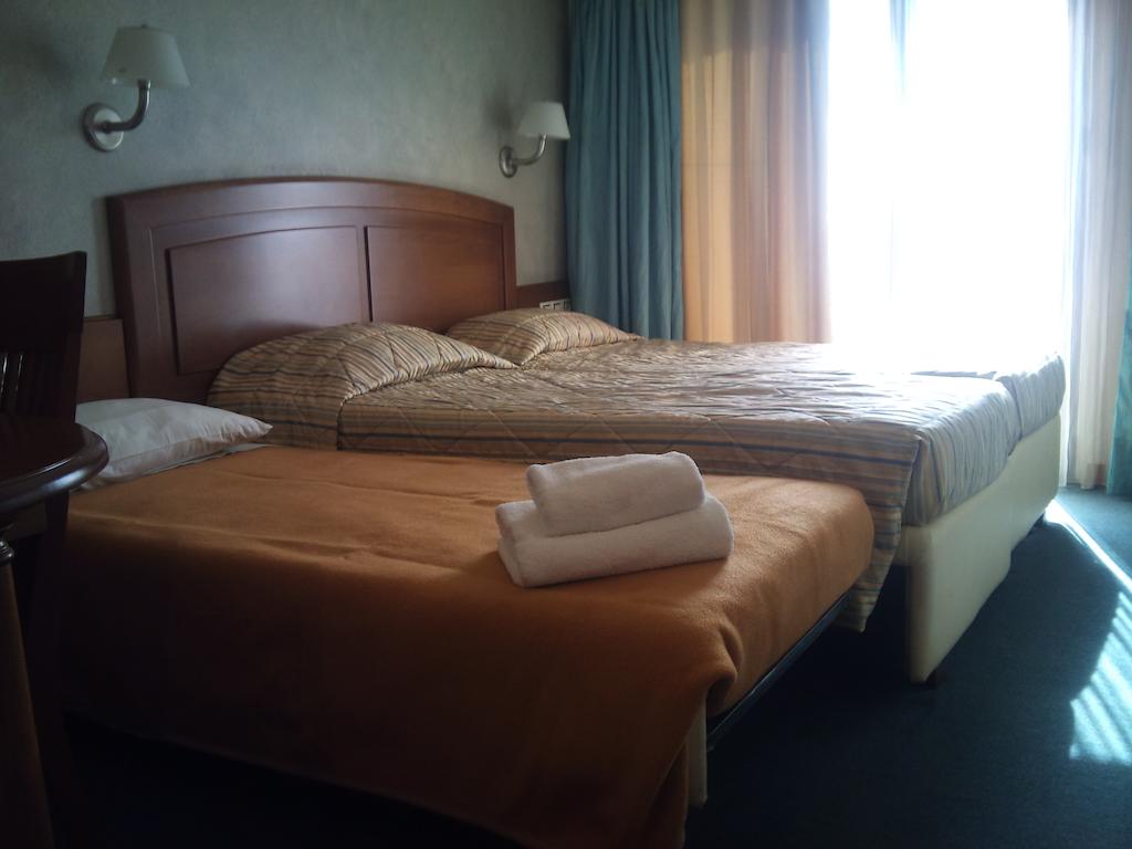 ROOM, TRIPLE