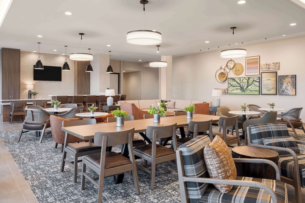 La Quinta Inn and Suites by Wyndham Lincoln 74/84