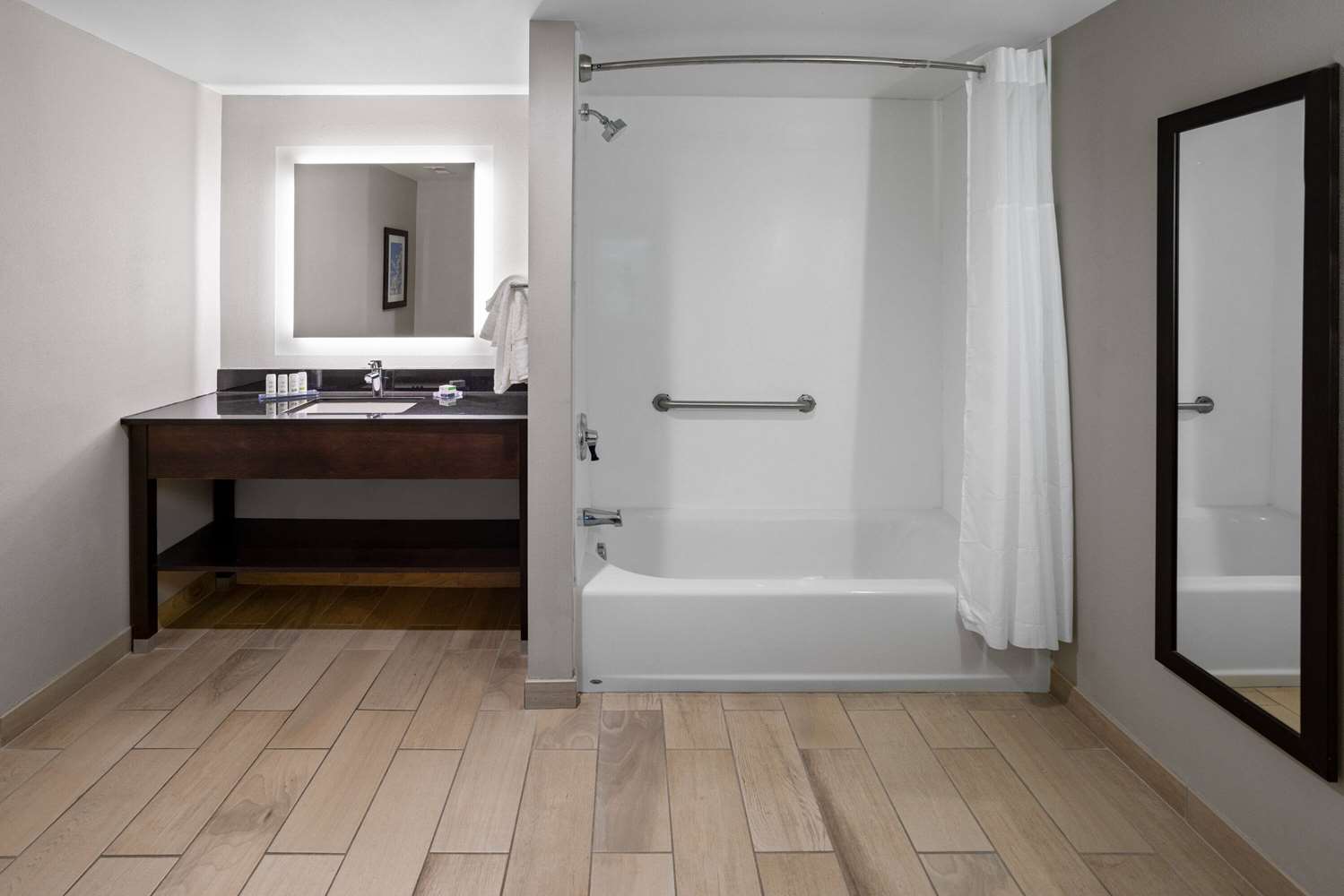 La Quinta Inn & Suites by Wyndham Mooresville 22/24