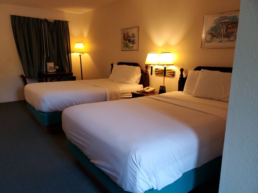 Standard, 2 Double Beds, Pool Side