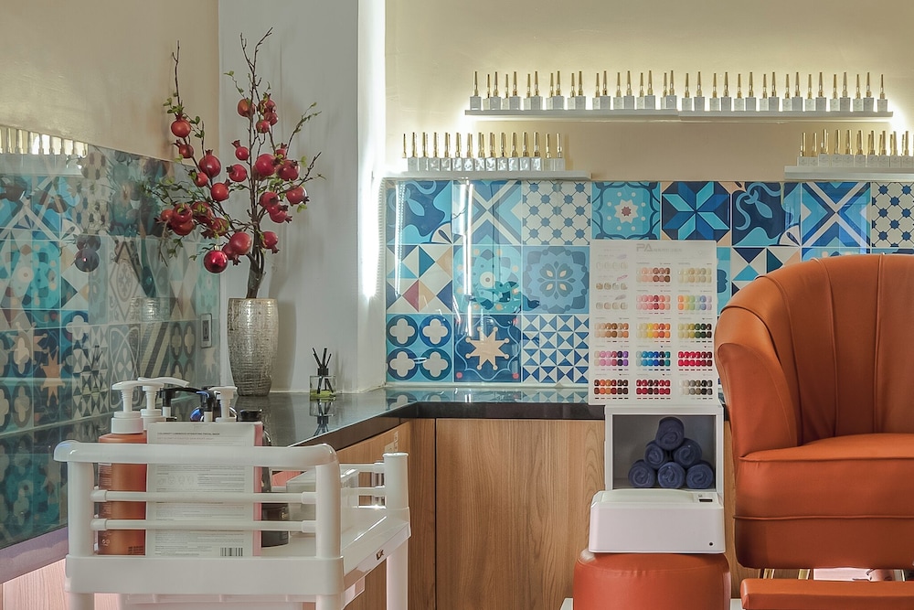 SAZI Resin Hotel - Free Nails/HairWash 6/50