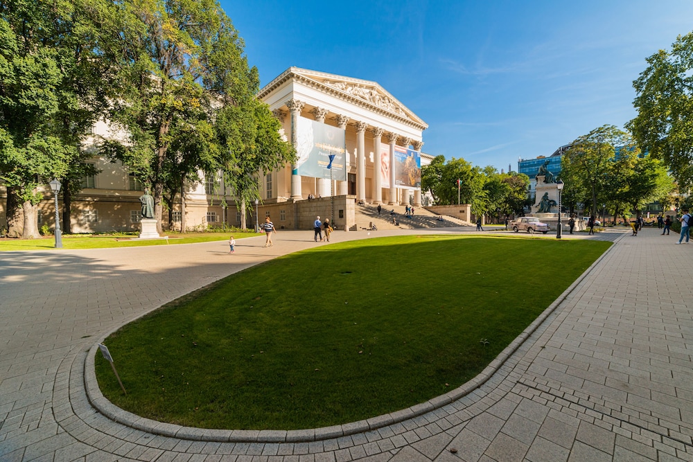 Budapest Museum Central 6/52