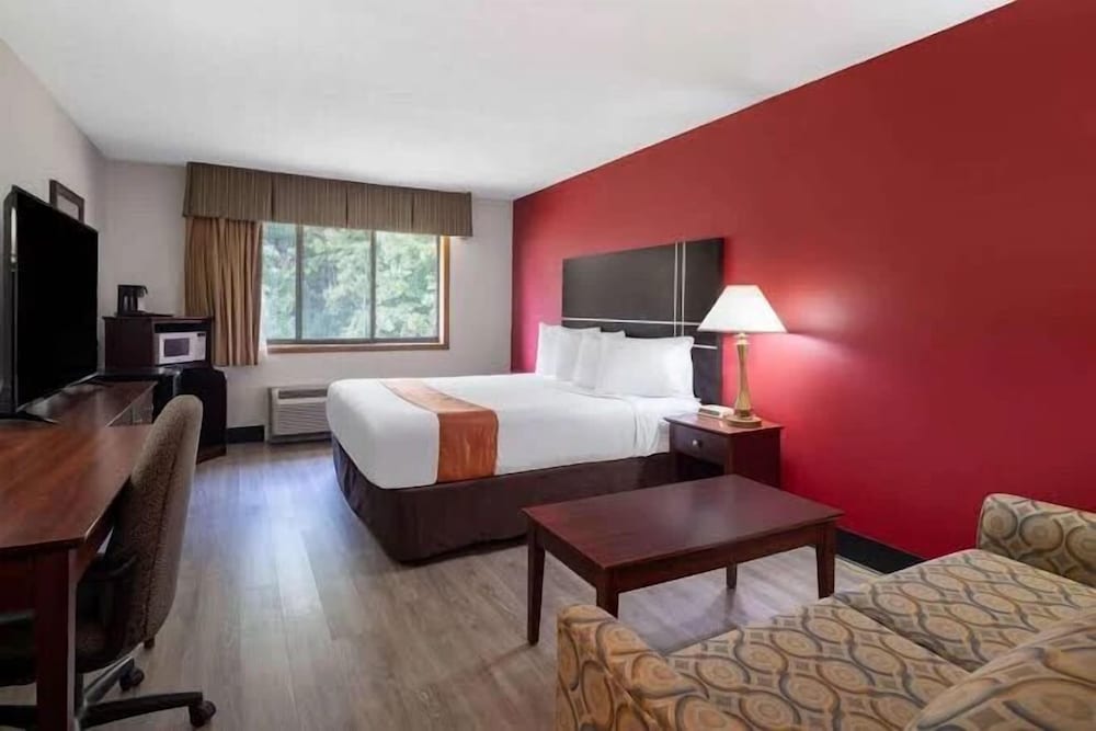Travelodge by Wyndham Merrill 22/50