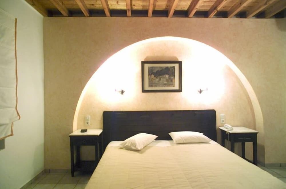 Pelican Bay Art Hotel 38/63