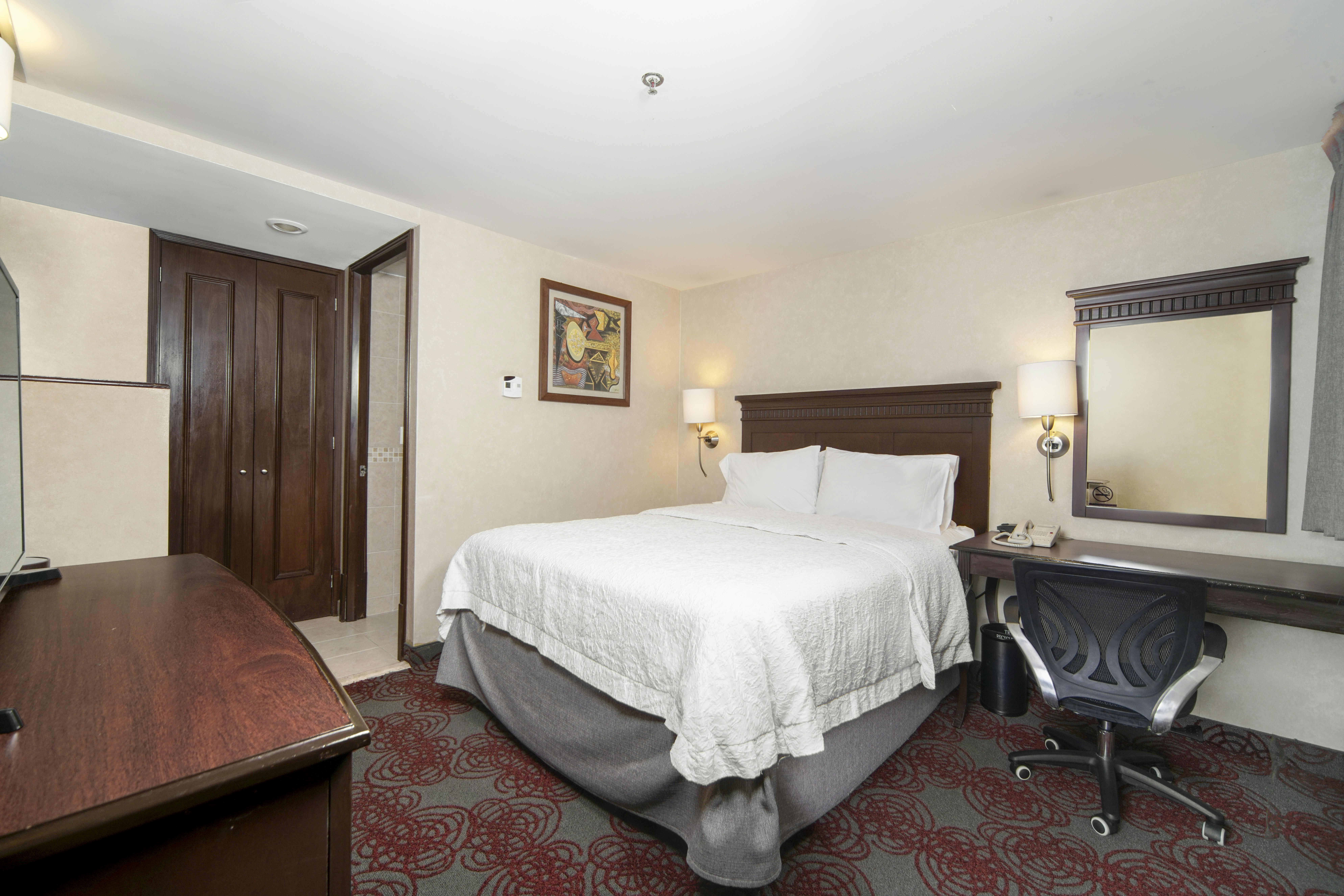 INTERIOR, QUEEN BED