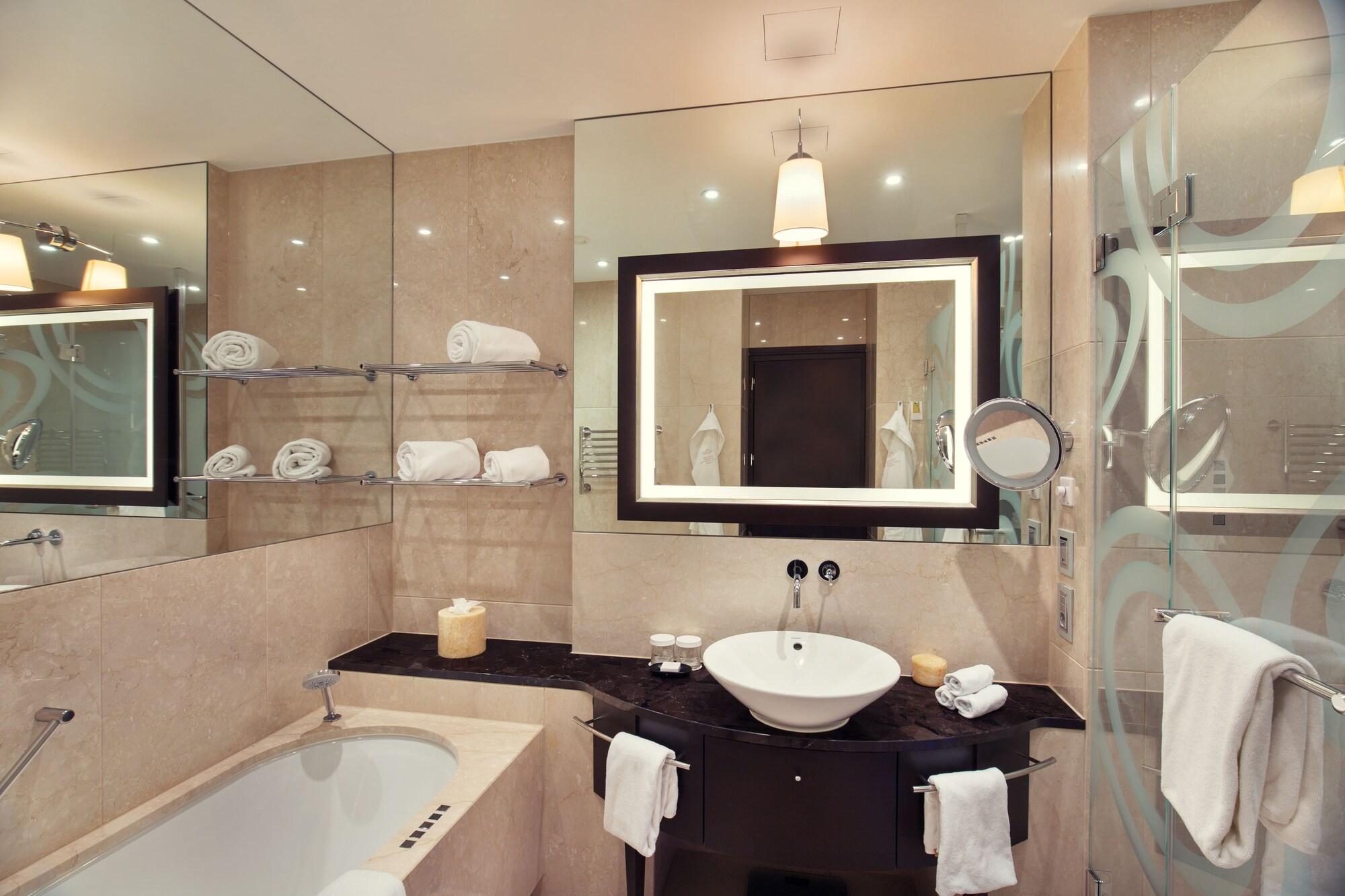 غرفة تنفيذية بسرير كينج، Grand Hotel River Park A Luxury Collection Hotel Bratislava 4/5