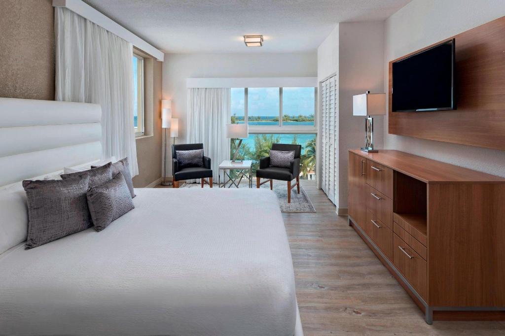 1 Bedroom, Suite, King Bed, Ocean Front, Sofa