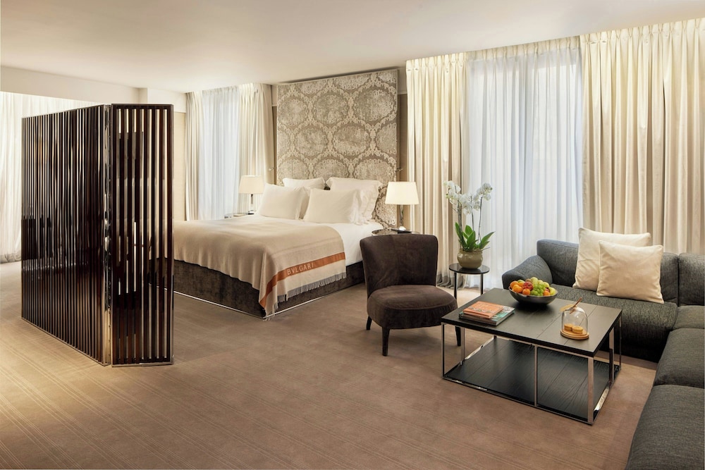 STUDIO, SUITE, KING BED