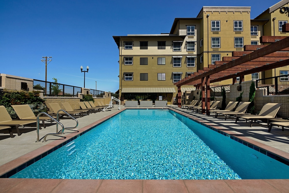 Oxford Suites Paso Robles 49/54