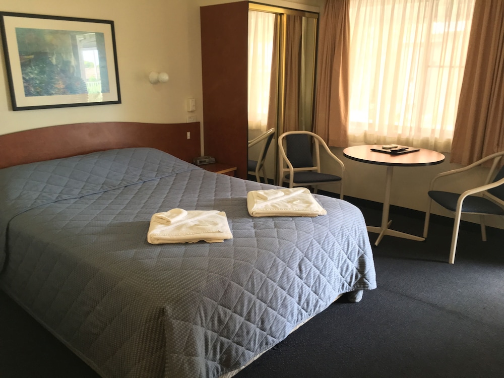 Town & Country Motel 25/42
