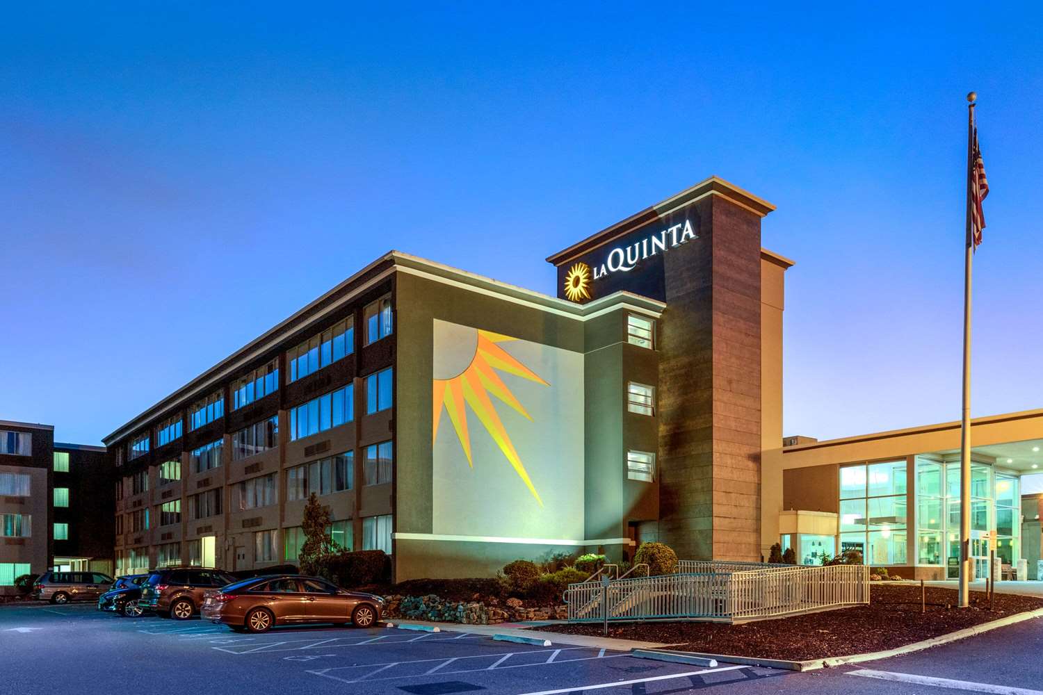 La Quinta Inn & Suites by Wyndham Clifton/Rutherford 46/50