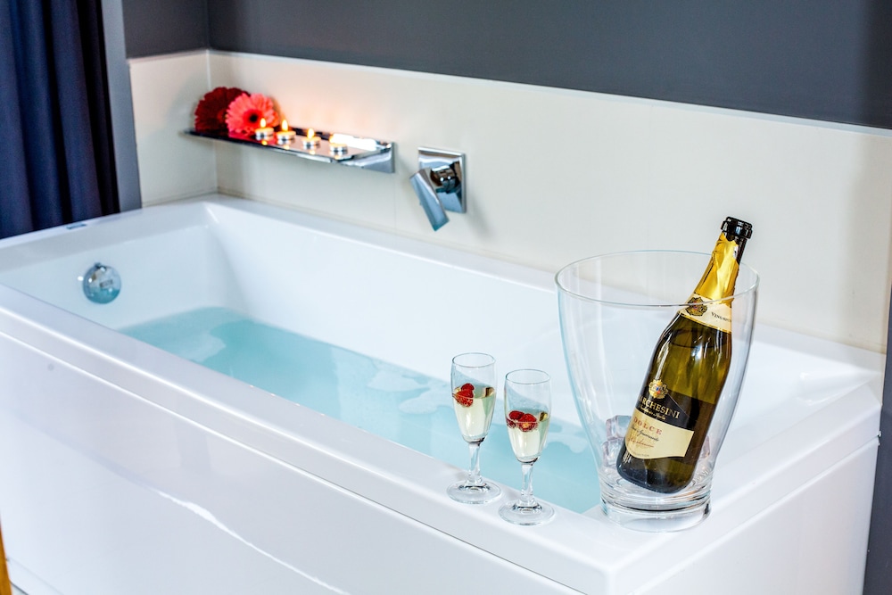 Suite 136 Luxury Rooms 26/50