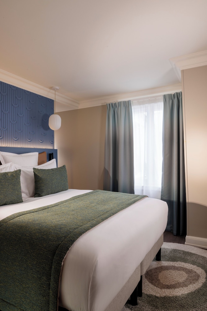 Room, Queen Bed, Eiffel View