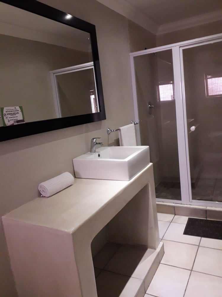 Coyotes Hotel & Conference Centre 24/25