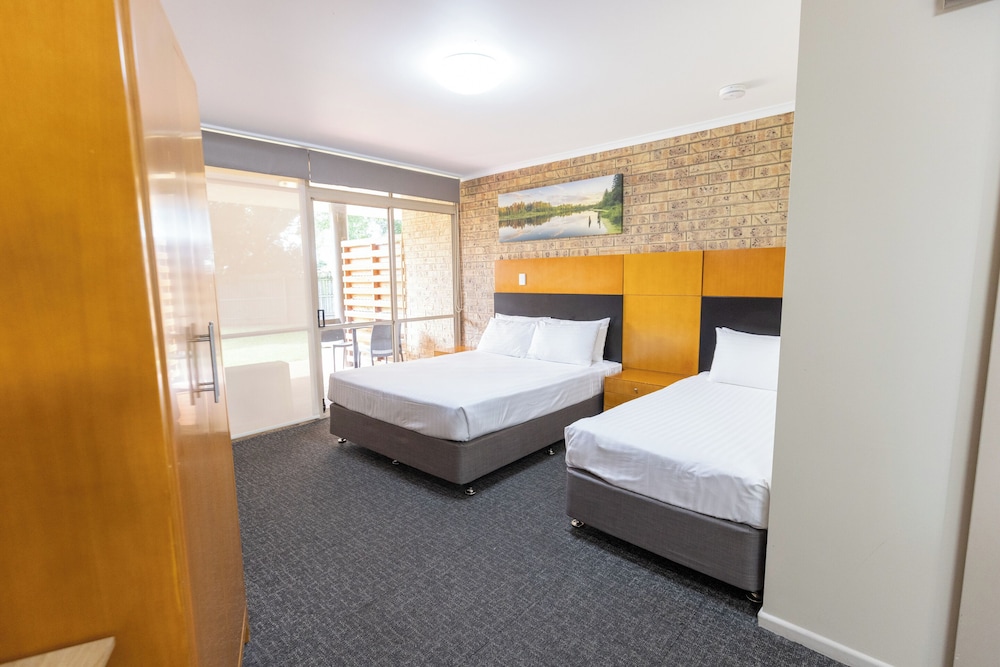 SUNDOWNER HOTEL MOTEL 15/49