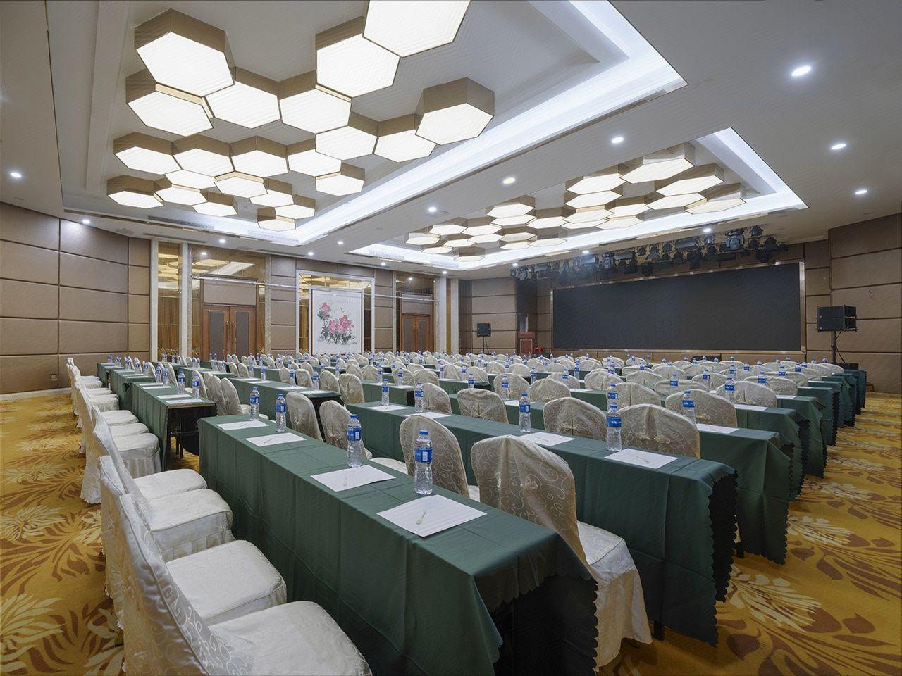 Vienna International Hotel (Huizhou South Railway Station, Wanda Plaza) 33/35