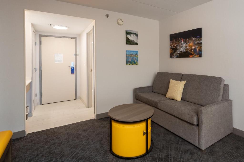 Comfort Inn & Suites Buffalo Airport 40/55