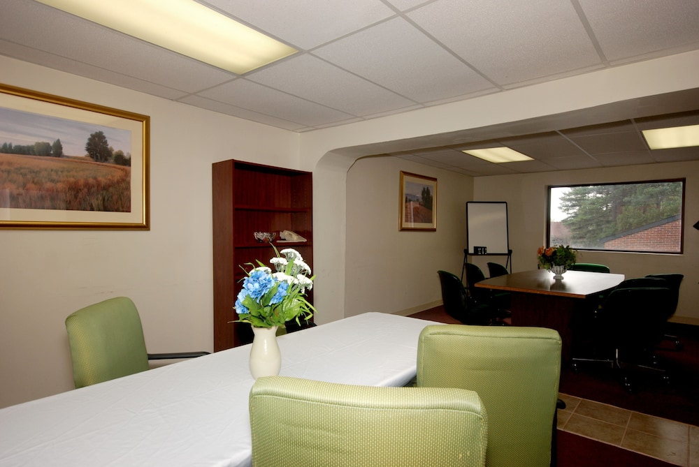 Country Hearth Inn & Suites Marietta 25/43