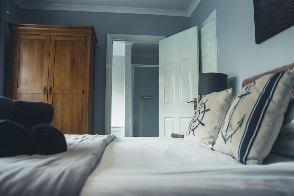 Pinewood B&amp;B 15/50