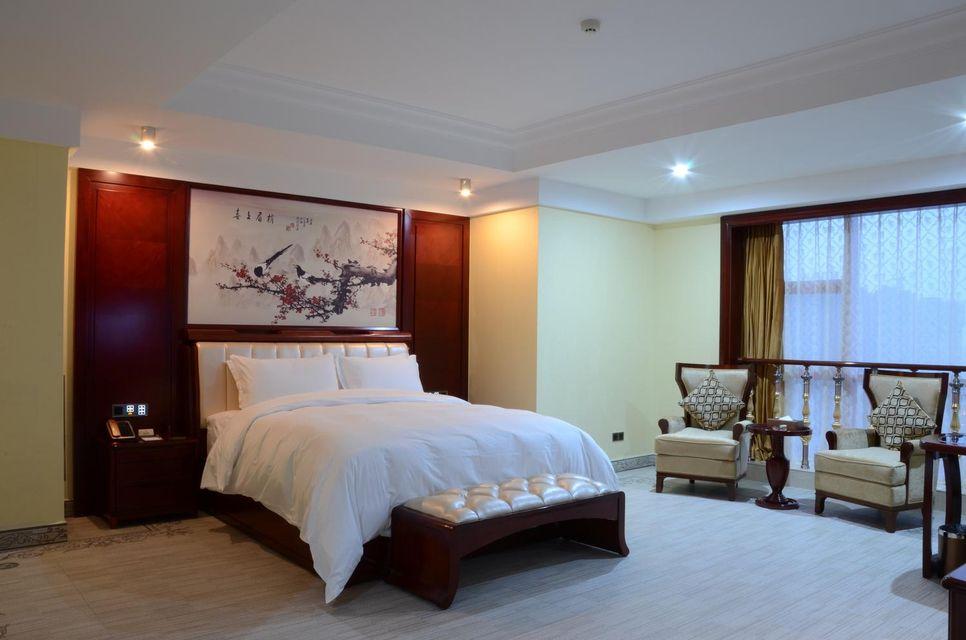 Elegant, Queen Bed