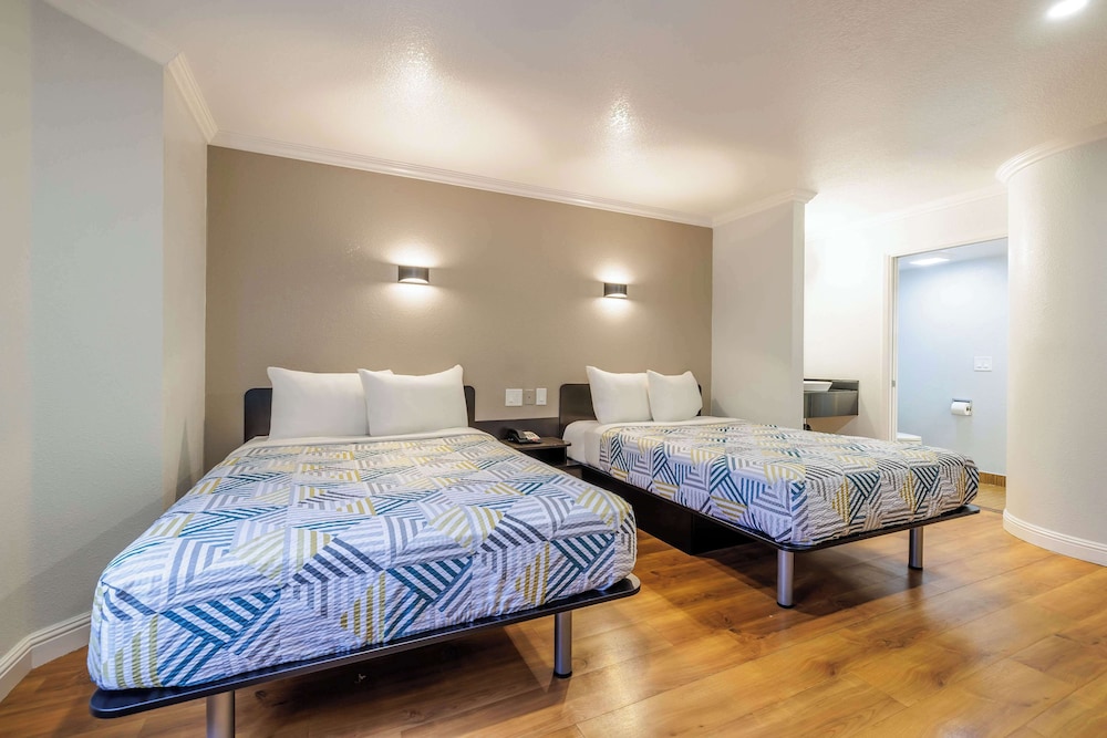 Motel6 Auburn, CA 24/60