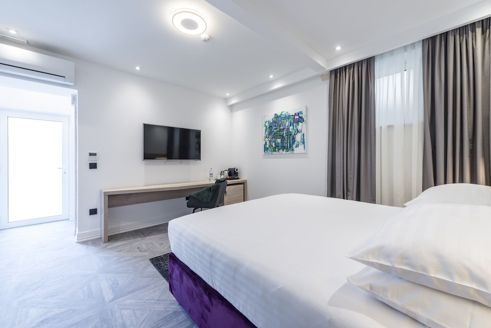 SUPERIOR, KING BED, COURTYARD AREA