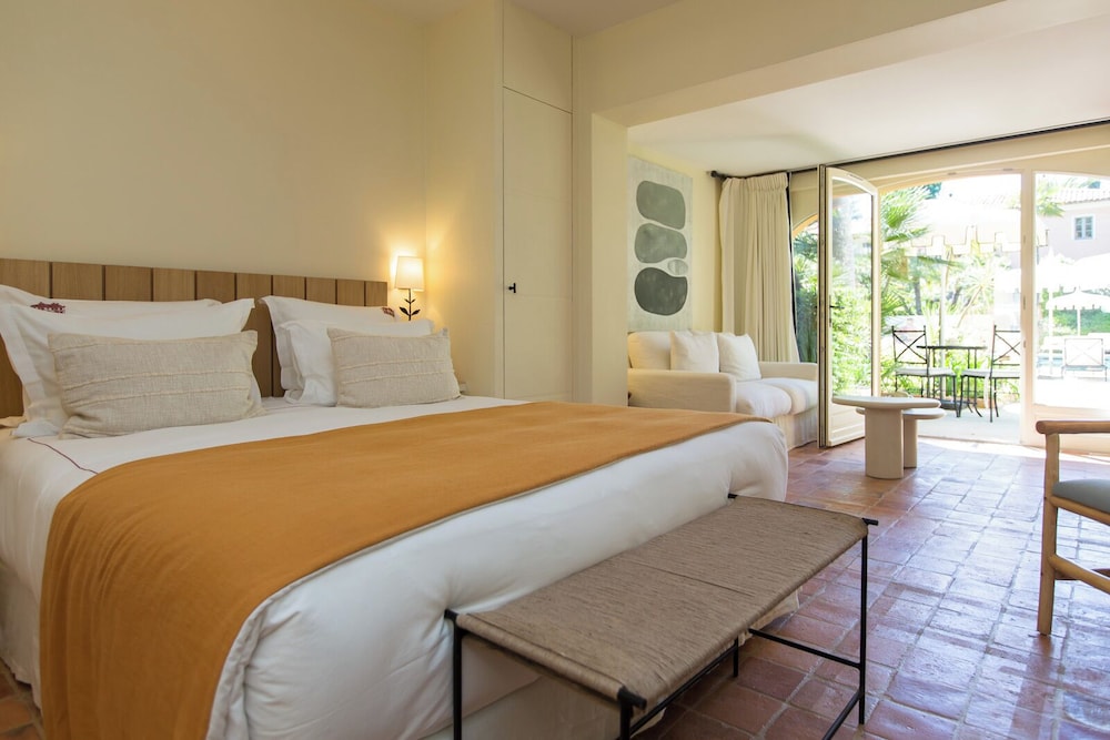 JUNIOR SUITE, QUEEN BED, SOFA