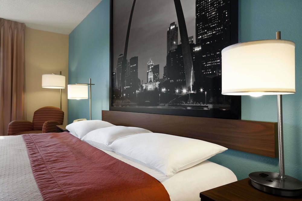 Super 8 by Wyndham Collinsville St. Louis 7/15
