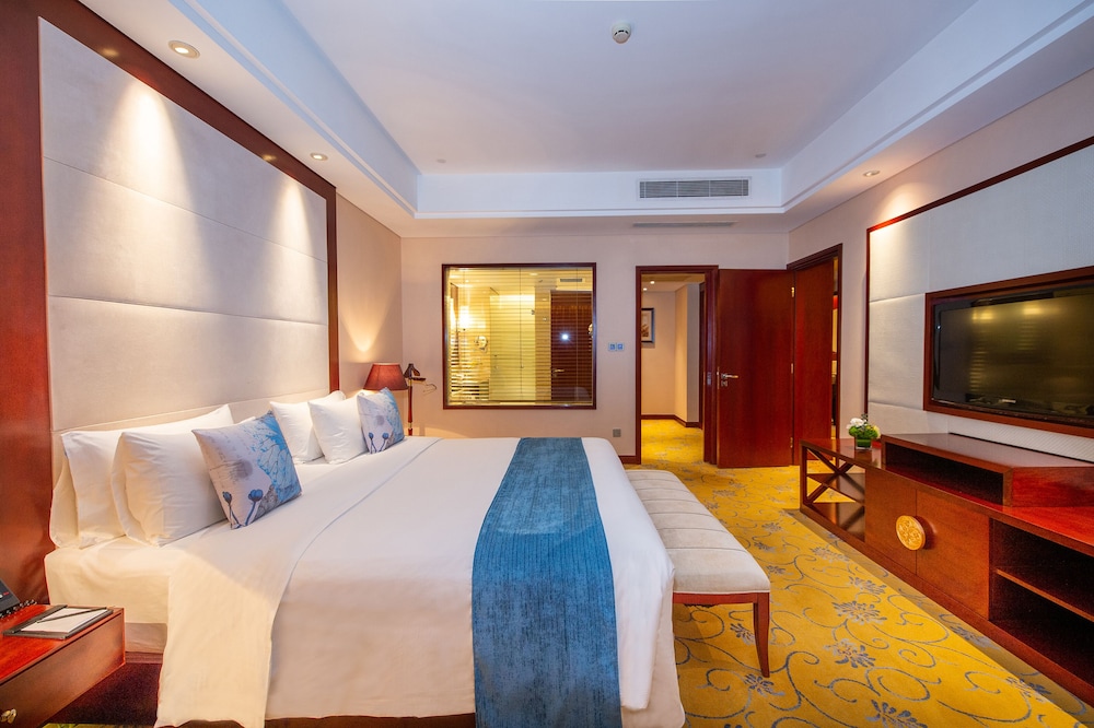 EXECUTIVE, SUITE