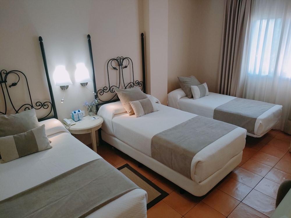 Room, Triple, Twin Beds