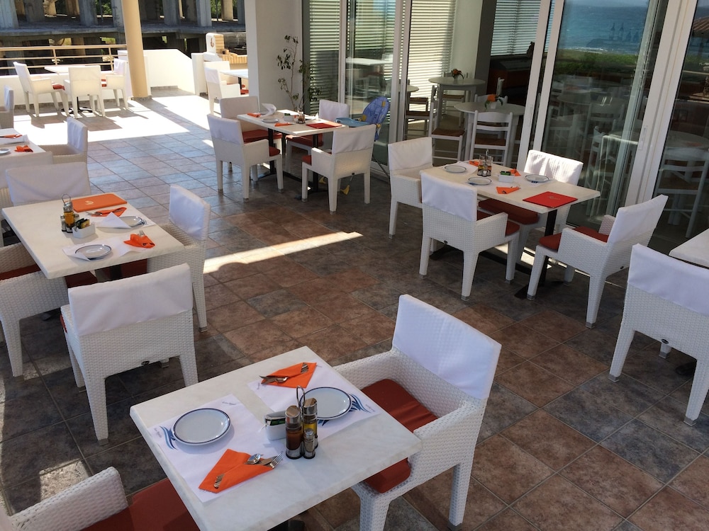 Irina Beach Hotel 46/68