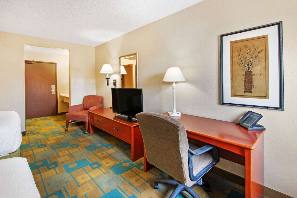 La Quinta Inn & Suites by Wyndham Albuquerque Journal Ctr NW 30/49