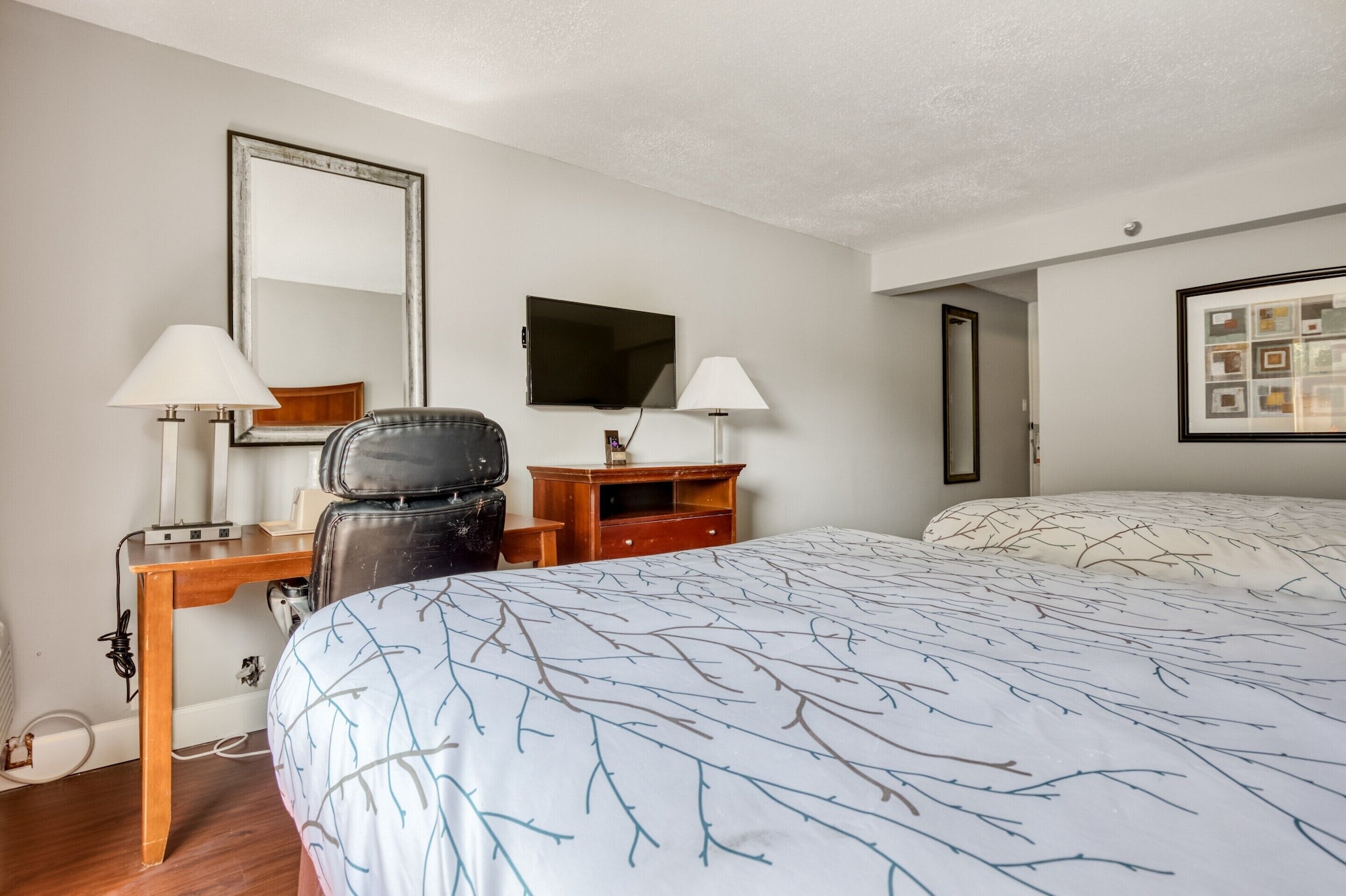 ROOM, QUEEN BED