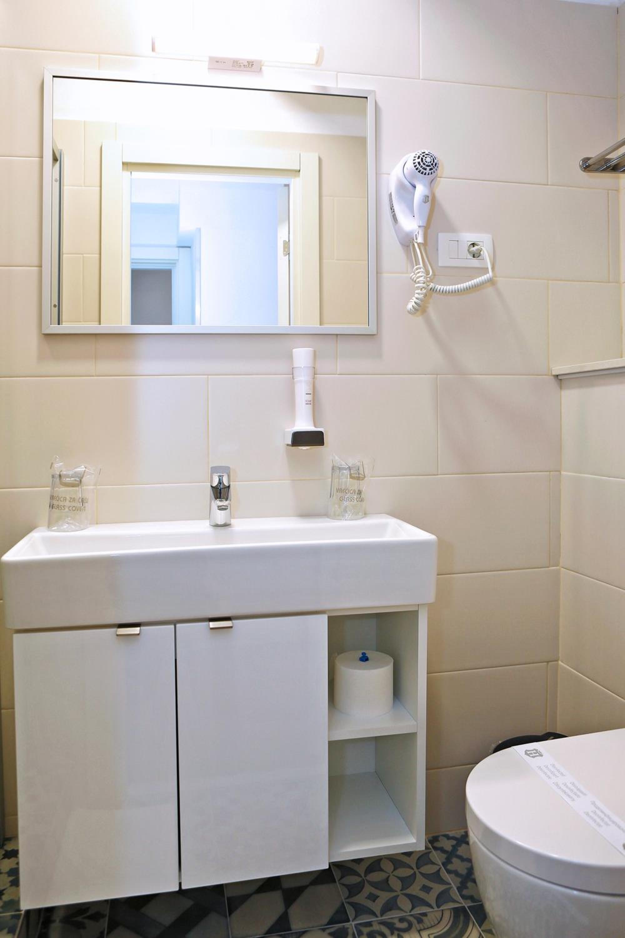 Room, Double or Twin Bed, No Balcony، HOTEL DELFIN 9/10