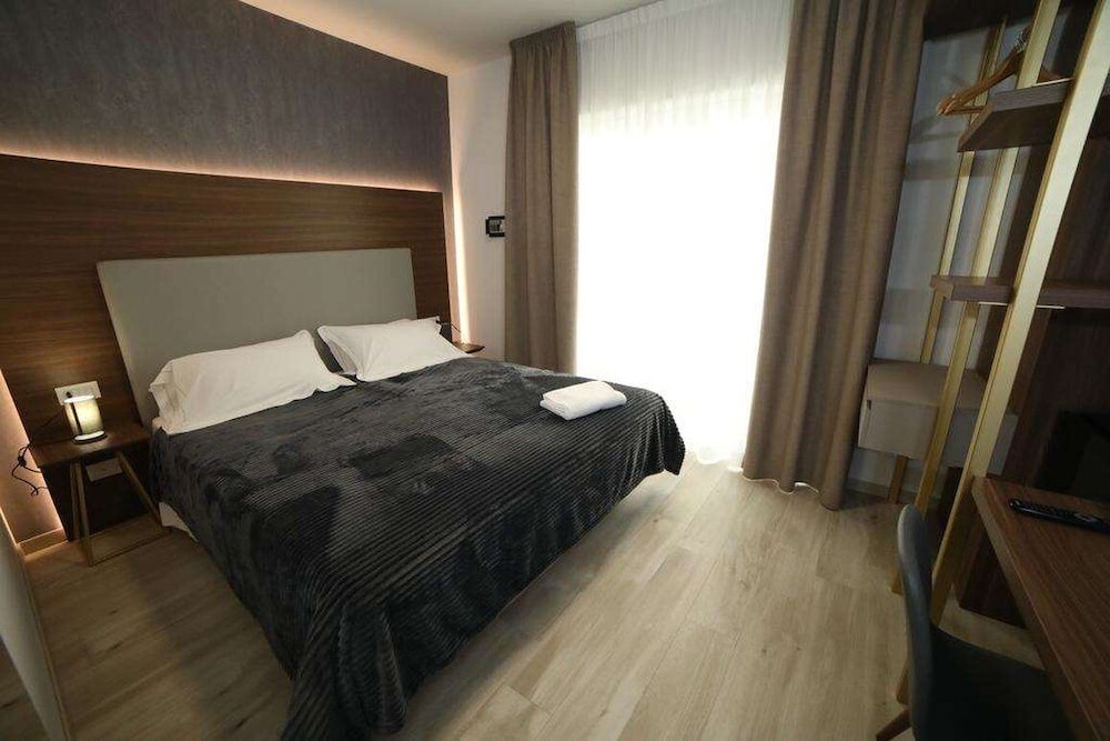 8 Room Hotel 16/80