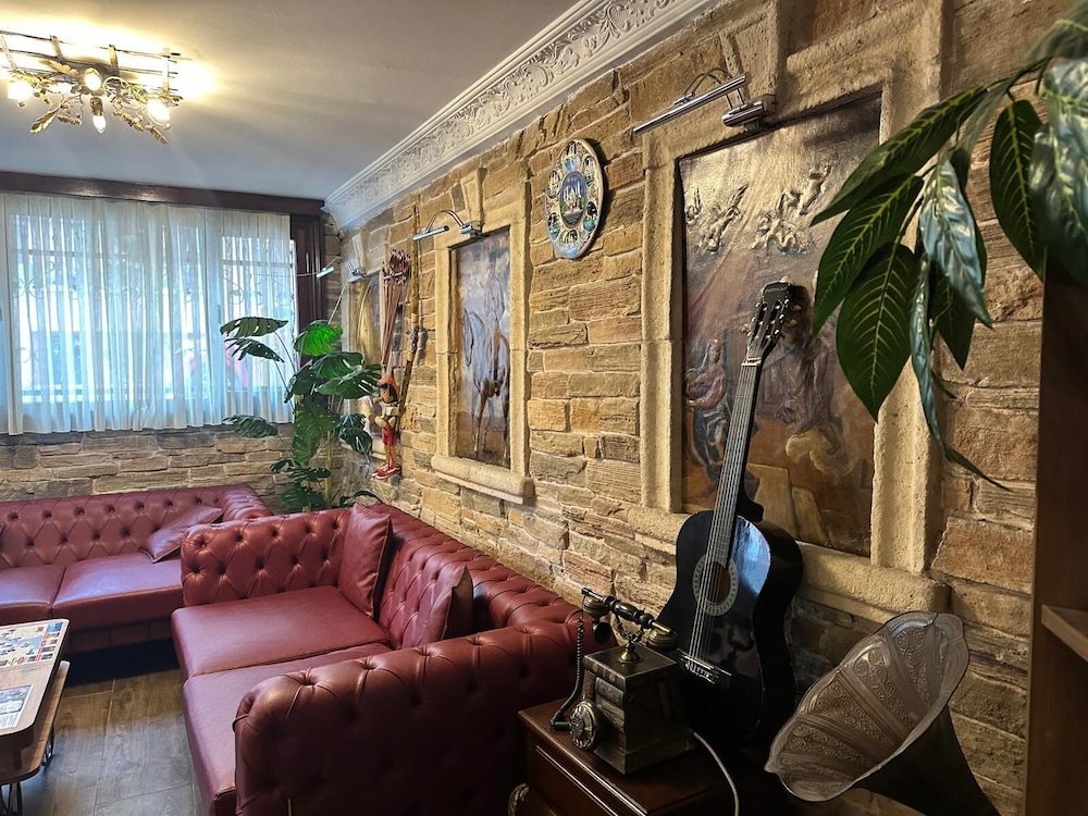 Sphendon Hotel 49/73