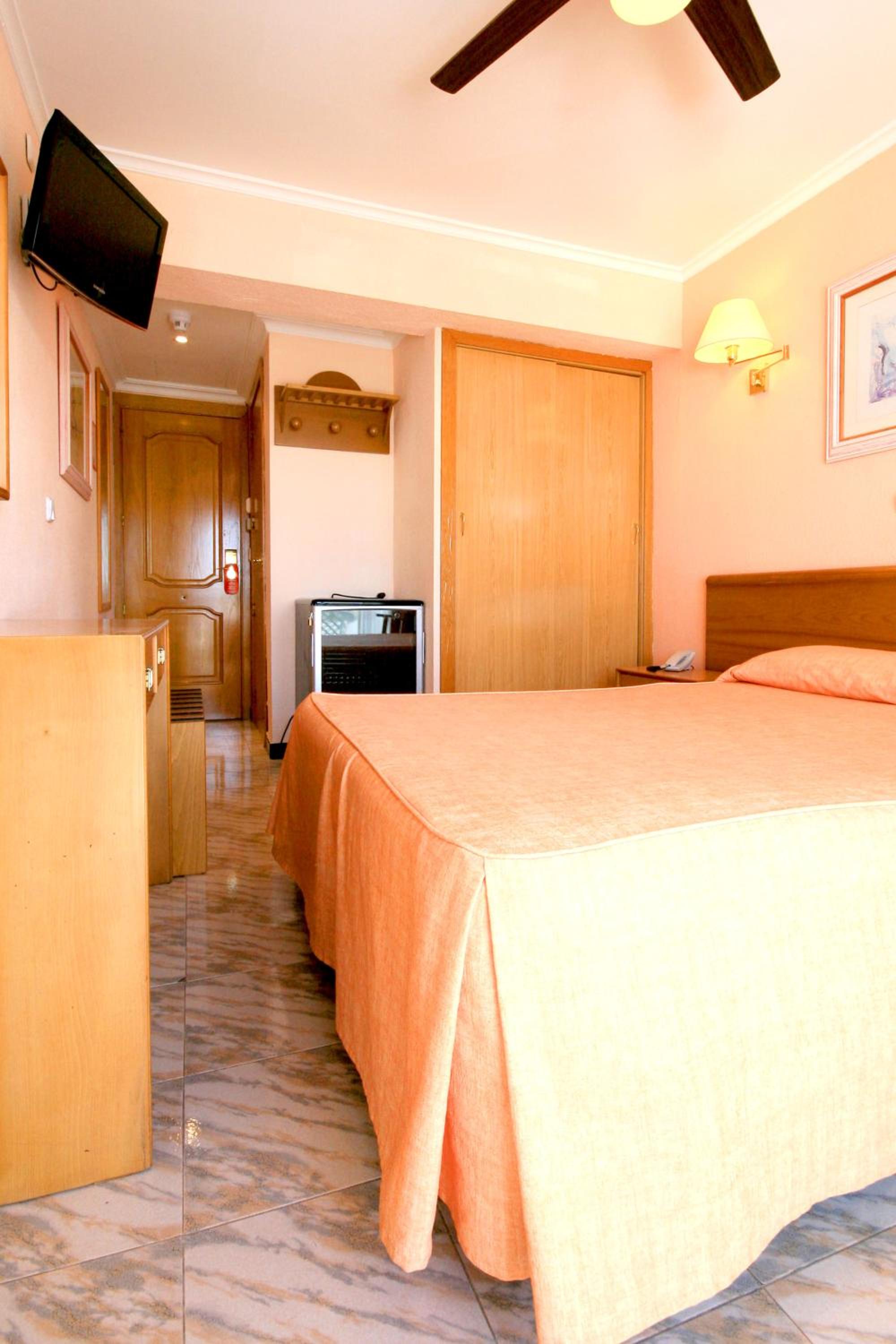 ROOM, SINGLE