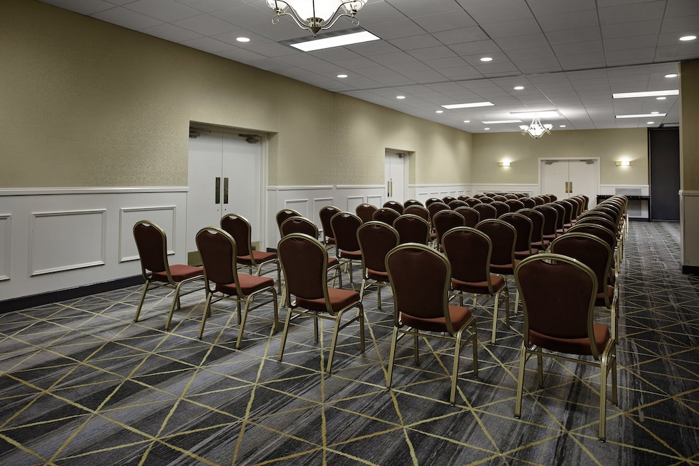 Holiday Inn Suites Boston Peabody 48/62