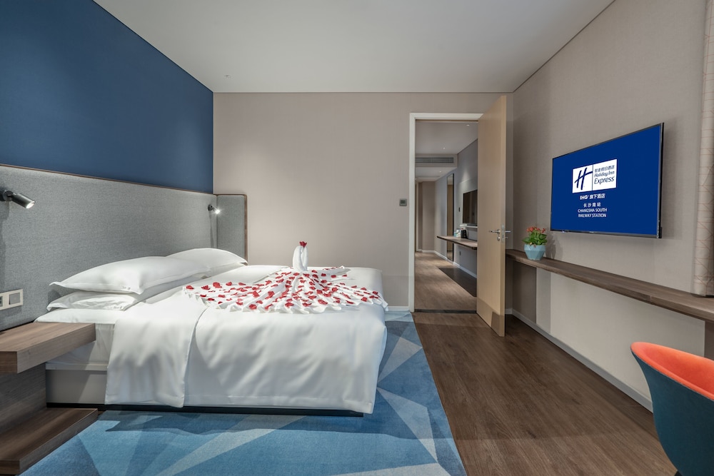 STANDARD, KING BED, EXTRA FLOOR SPACE