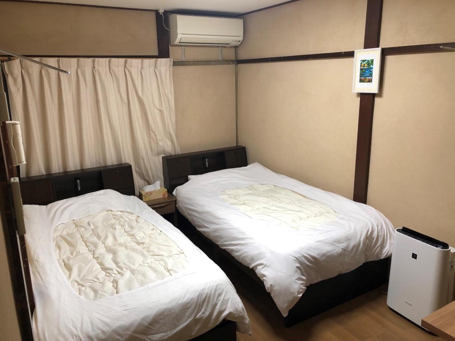 Room, Twin Beds, Shared Bathroom