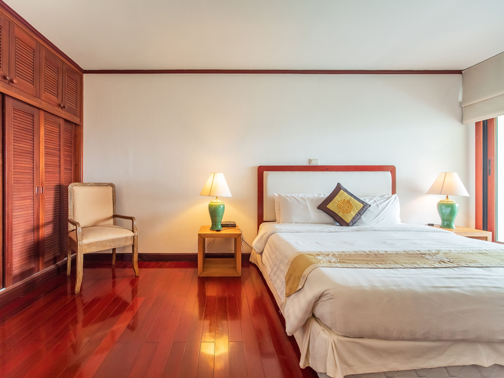 4 BEDROOMS, SUITE